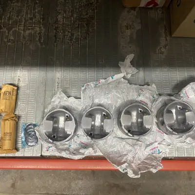 Комплект поршней и поршневых колец на Mitsubishi L200, 2.4 Дизель