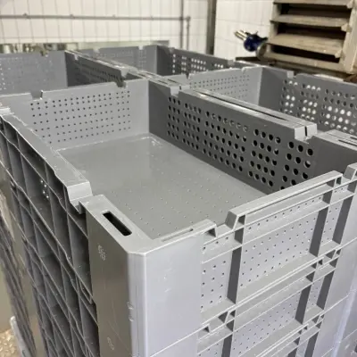 Пластиковые ящики б/у, с повреждениями