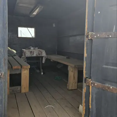 Железная будка б/у