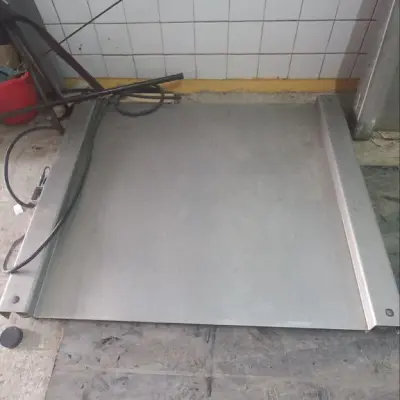 Весы платформенные напольные ВПН-05 на 500 кг., размер платформы 1200х1200х45 мм., 2012 г.в.  (4 шт.)