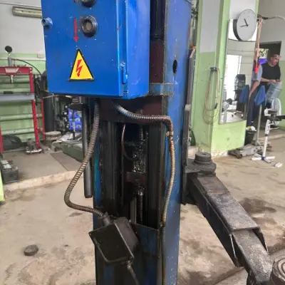 Подъемник автомобильный винтовой П180Д, 2000 г.в.